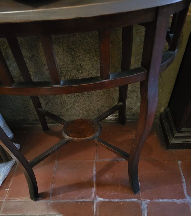 Mesa oval antiga de madeira