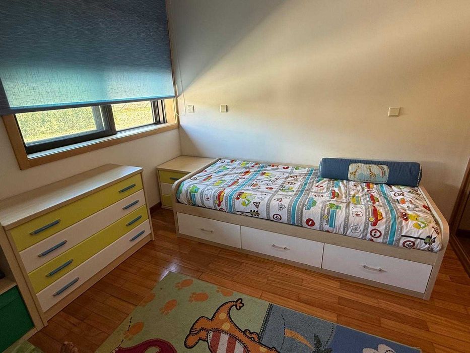 Quarto de criança completo – cama + cómoda + mesa de cabeceira
