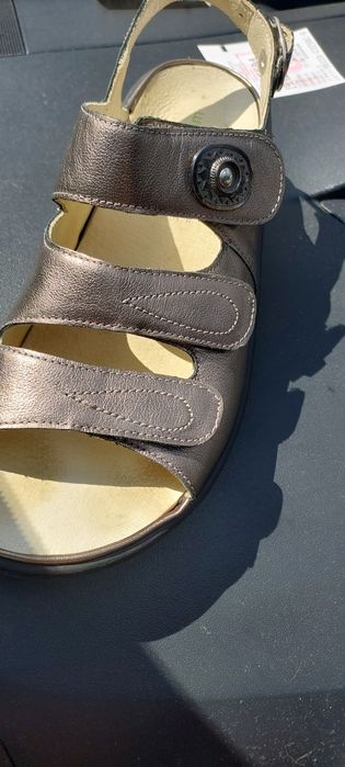 Buty na puchnące nogi z wkładka ortopedyczną.