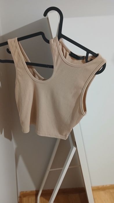 Top beżowy z wycięciami