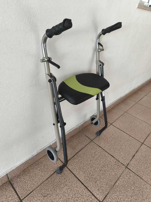 Andarilho dobrável com assento