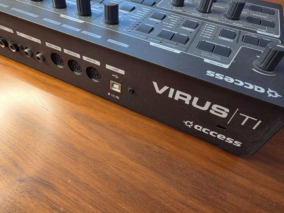 Sintetizador Access Virus TI2 desktop com capa