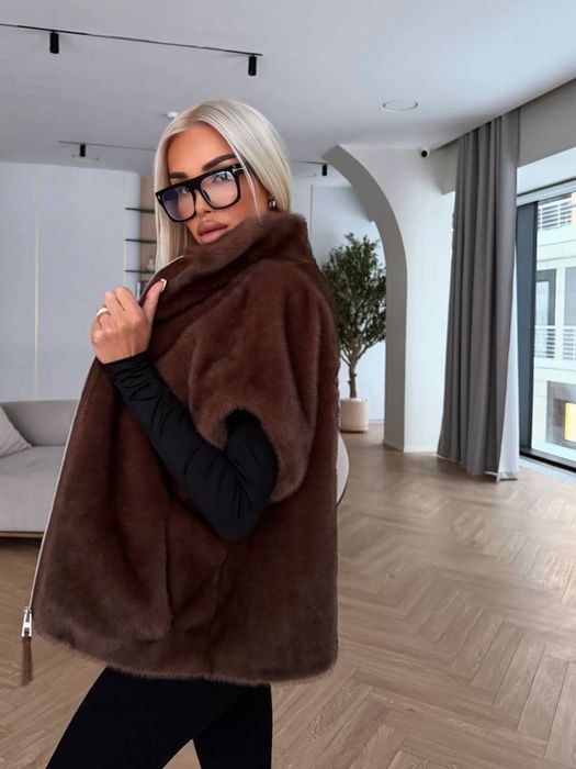 Стильна хутряна жіноча жилетка весняна