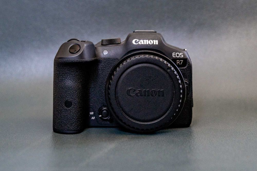 Canon EOS R7 - Poucos disparos, como nova