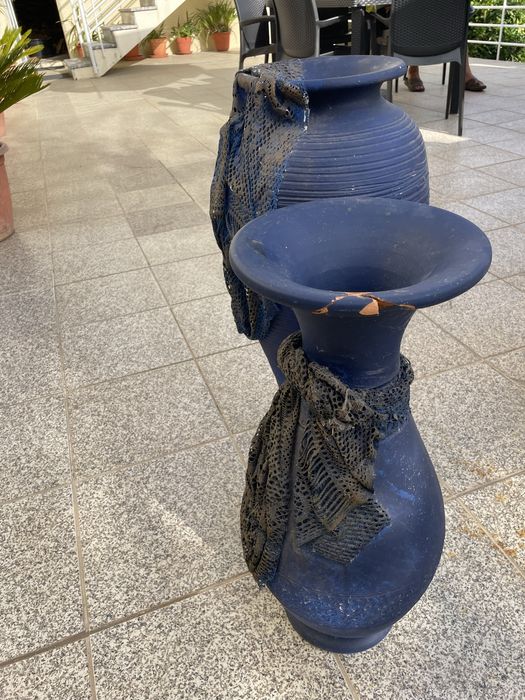 Par de jarrões azuis com pormenores dourados