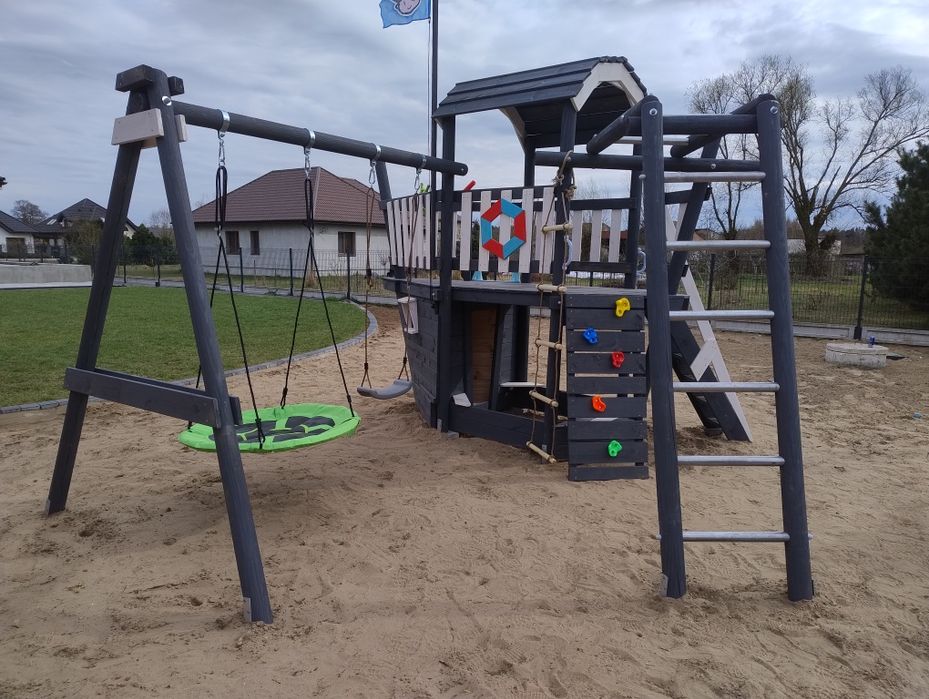 Plac zabaw statek huśtawki ślizg wspinaczka liny siatka