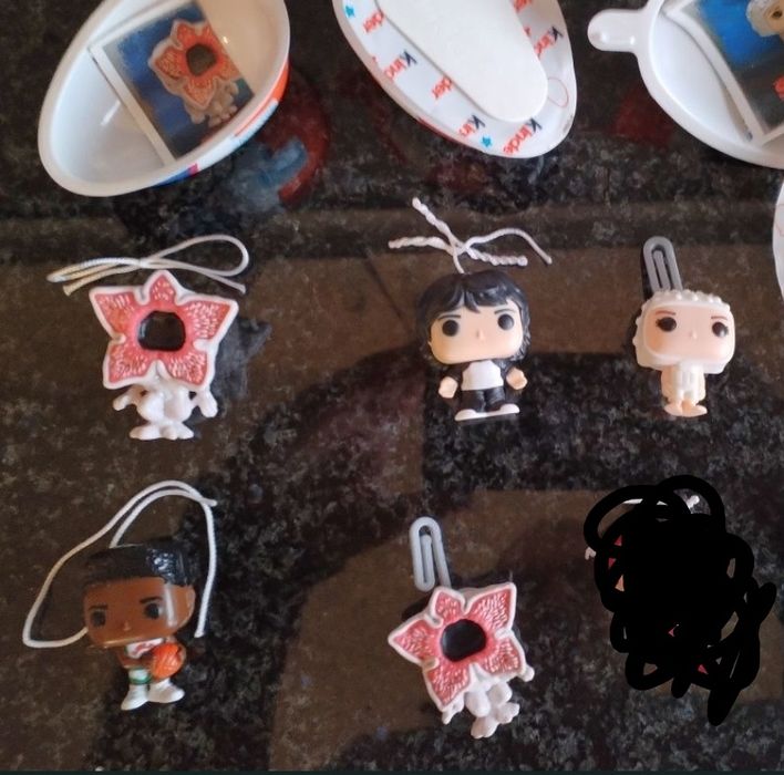 Vendo ou troco estes 6 Kinder joy Funko Stranger Things