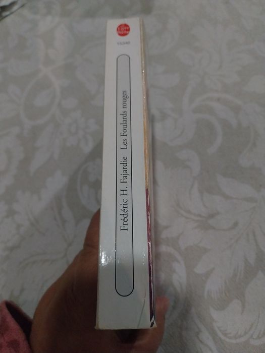 Les foulards rouges. Portes incluídos.