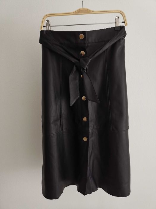 Saia midi com botões Zara