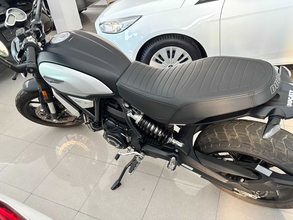 Motociclo Ducati Scrambler 1100 em excelente estado de conservação