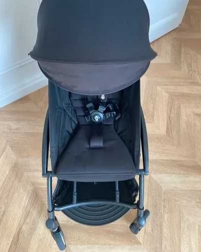 Carrinho de bebê compacto preto – leve, dobrável, em ótimo estado.