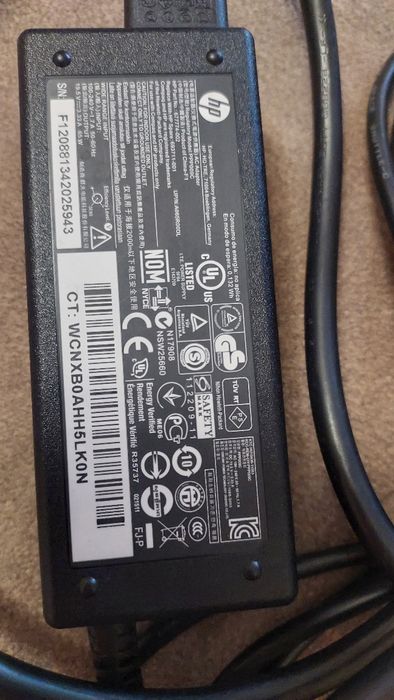 Продам зарядку для ноутбука  hp 65w, та перехідники