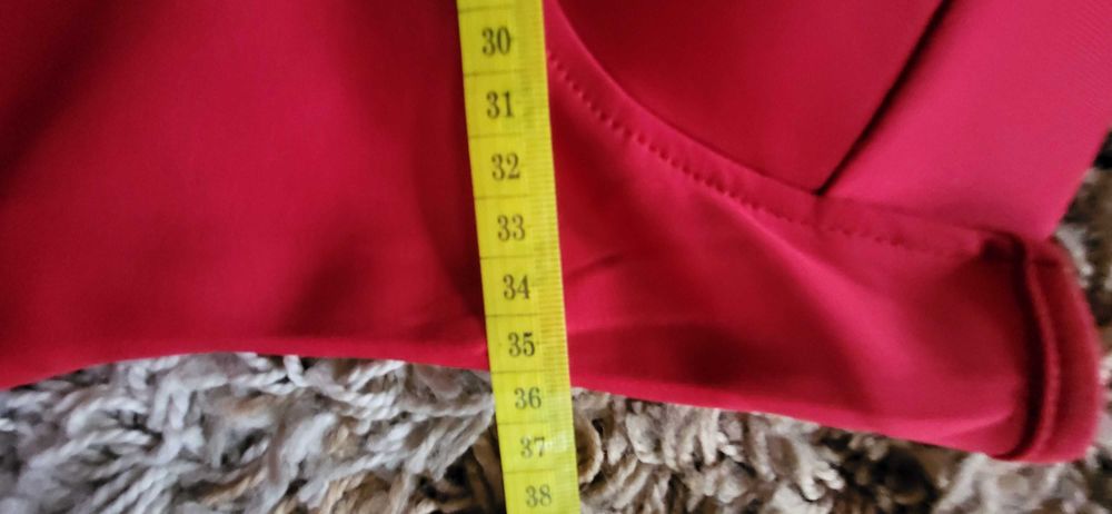 Body czerwone na jedno ramię