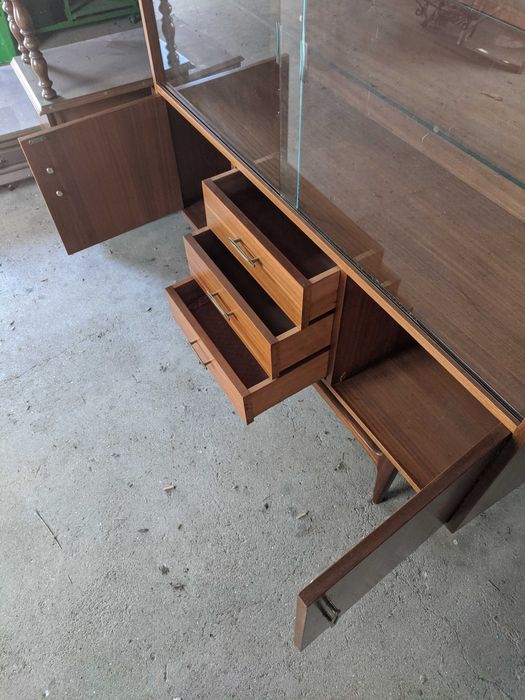 Cristaleira / Vitrine Vintage em Madeira Maciça – Excelente Estado
