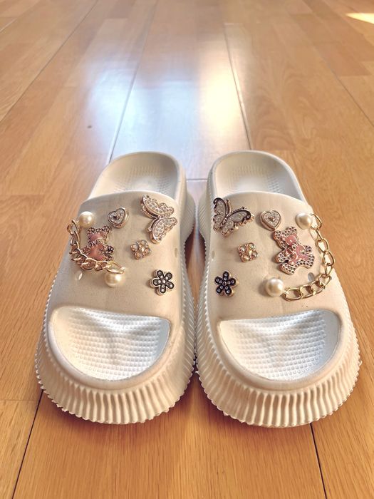 Chinelos com Adornos