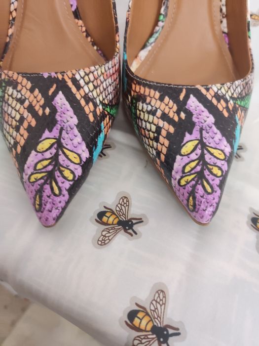 Szpilki kolorowe skórzane Kazar.