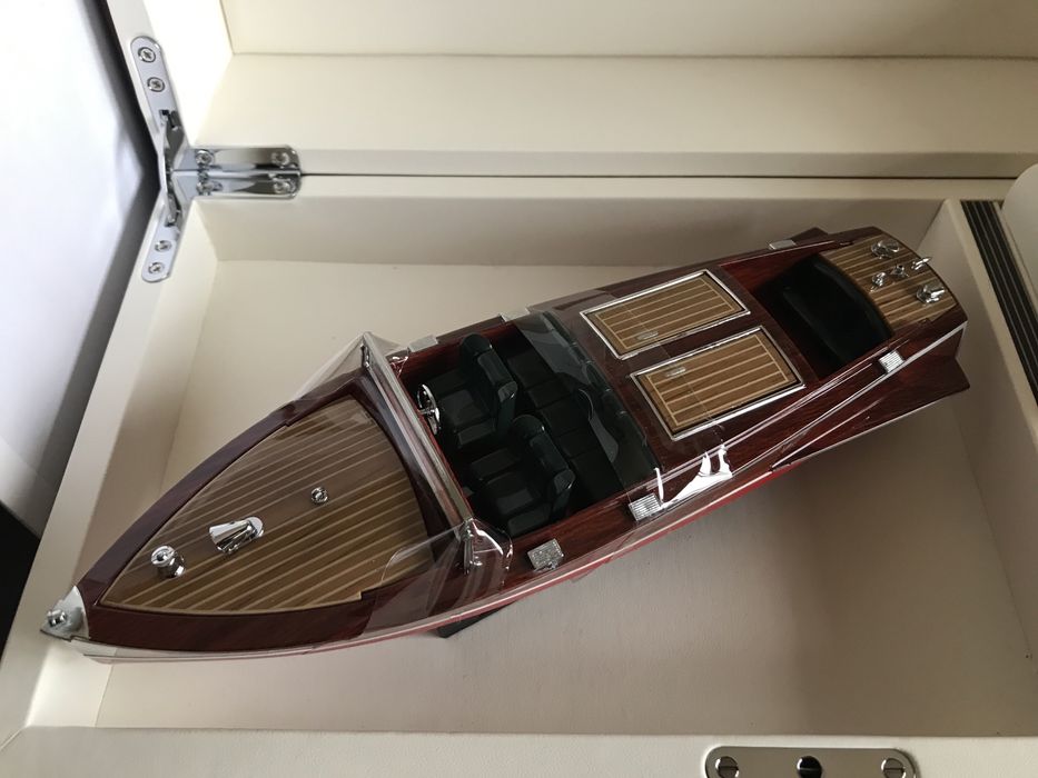 Caixa Frederique Constant com barco promocional