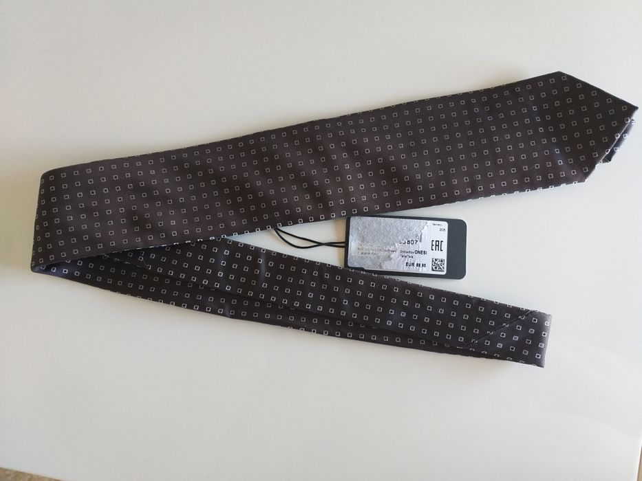 Gravata Hugo Boss cor castanha.