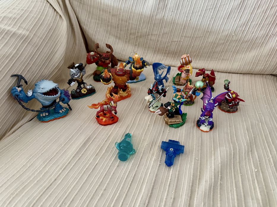 Conjunto variado de Skylanders