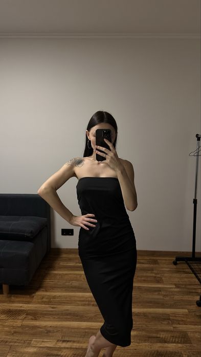 Платье без бретелей с разрезом