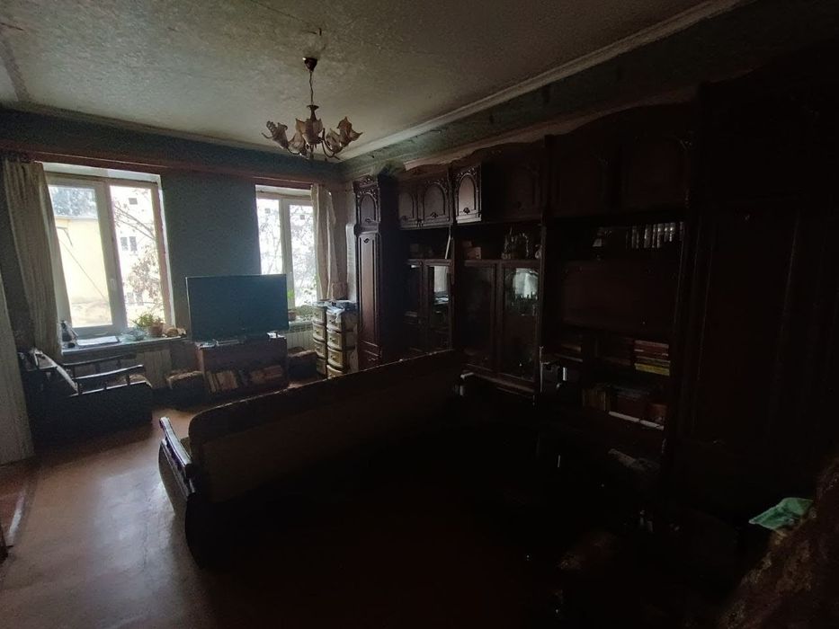 LS-7 Продам велику квартиру.Район Кінного ринку.