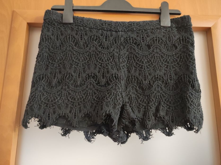 Krótkie spodenki koronkowe