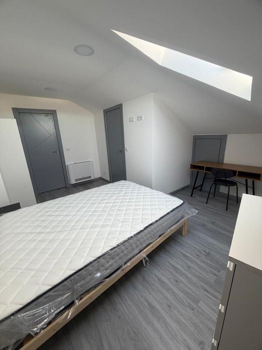 Arrenda-se quarto com suíte.