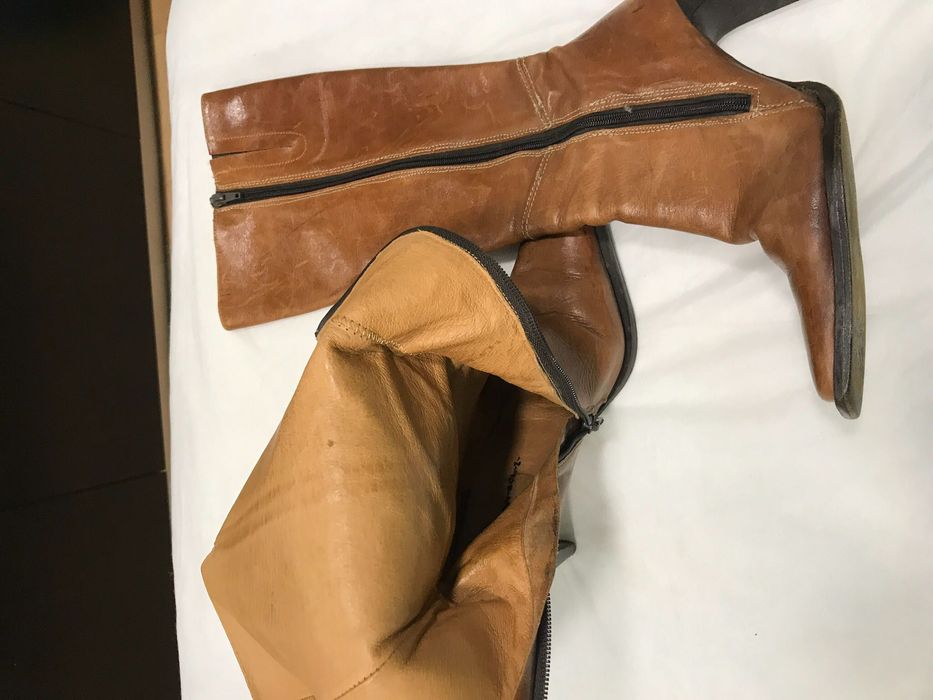 Botas em pele em castanho