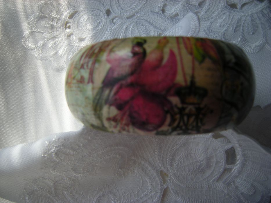 bransoletka decoupage - kolorowe kwiaty motyle ptaki na znaczkach
