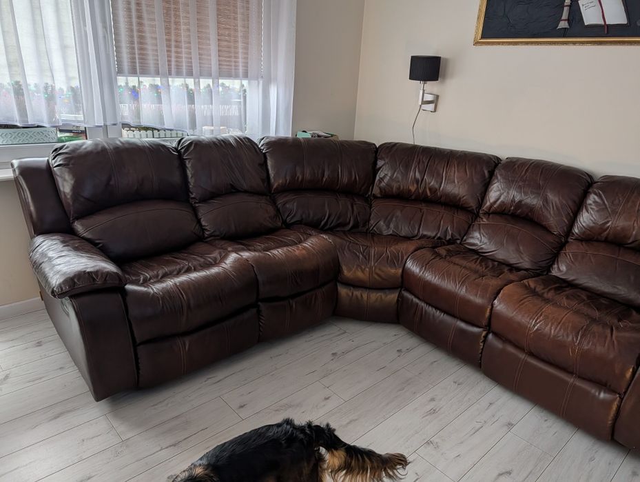 Kanapa narożna funkcja relaks skóra kolor brązowy.