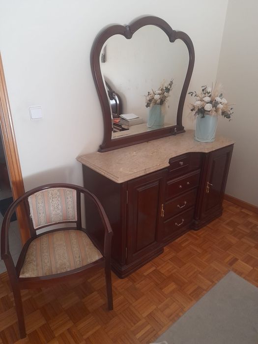 Quarto com cama, mesinhas de cabeceiras ,comoda e armario