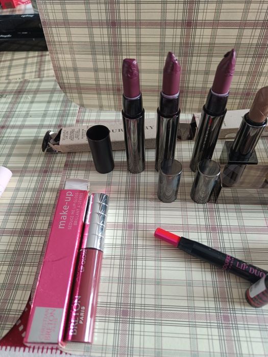 Pomadka szminka błyszczyk burberry Bourjois Valentino dior clarins nam