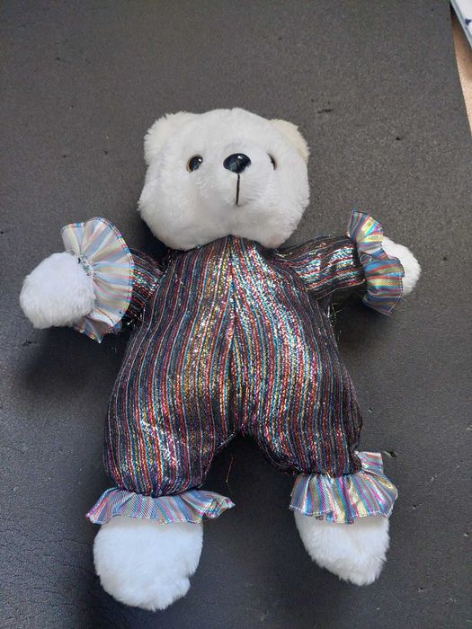Peluche urso branco com roupa brilhante