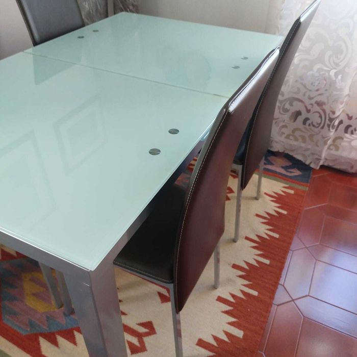 Mesa Extensível de vidro com 4 cadeiras