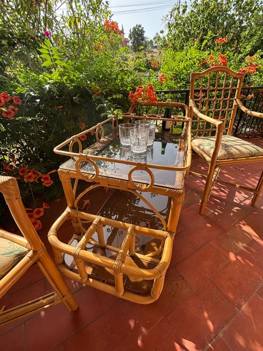 Mini bar com quatro rodas e duas cadeiras de bamboo