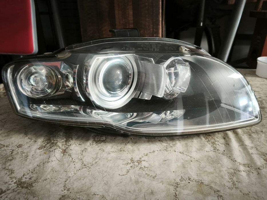 Farol direito bi-xenon Audi A4 B7 s-line pisca branco