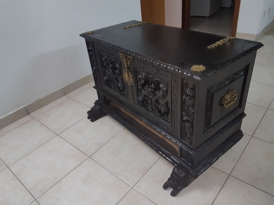 Arca antiga madeira trabalhada