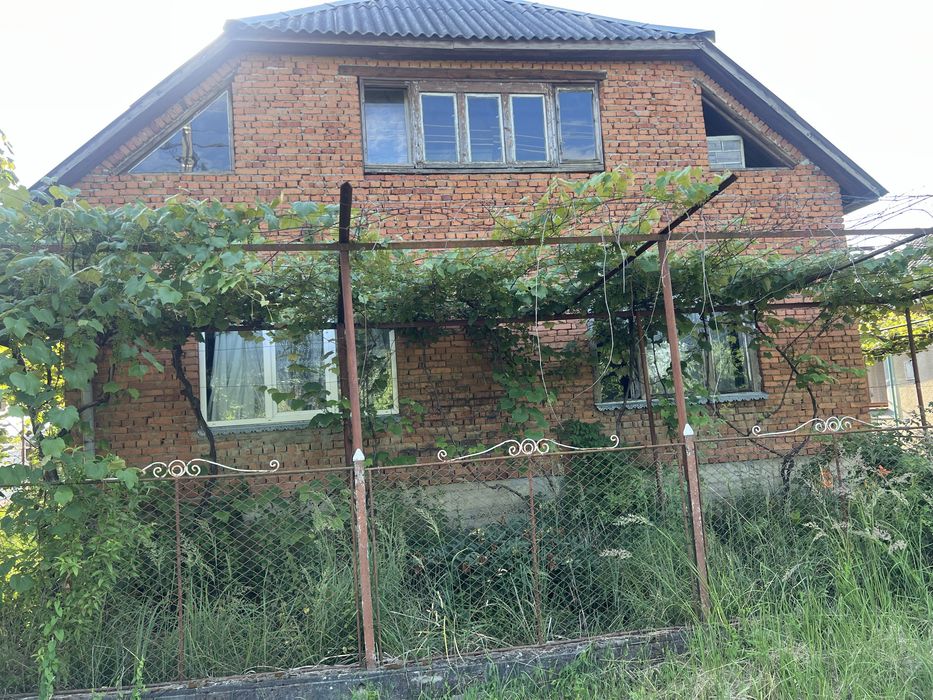 Продаж цегляного будинку