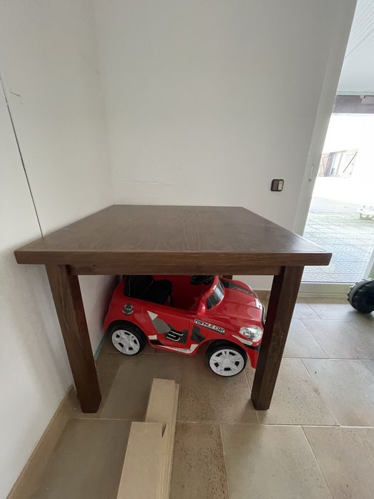 Mesa madeira quadrada em bom estado