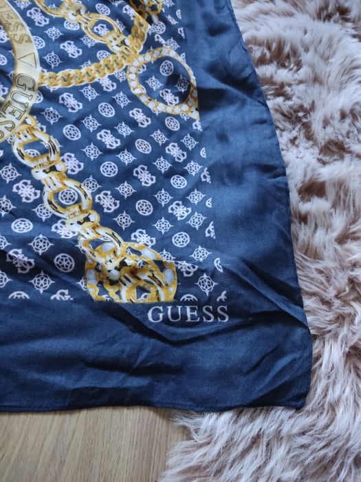 Chusta guess 130/130 apaszka granatowa złota szal