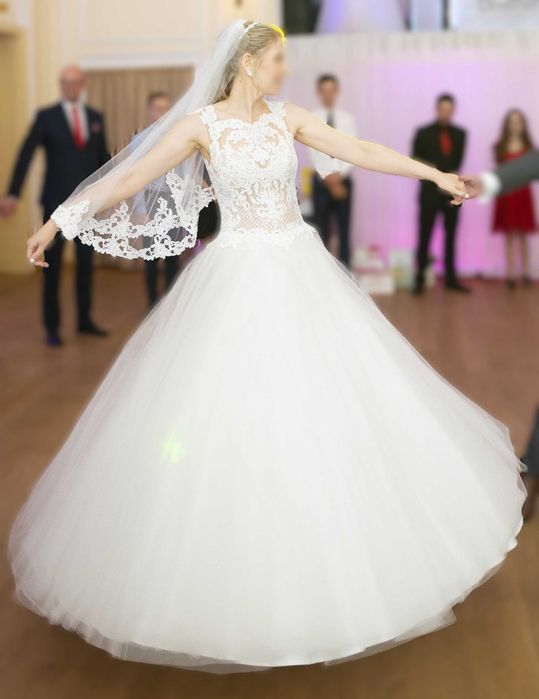 Piękna suknia ślubna princessa MS Moda, India + welon