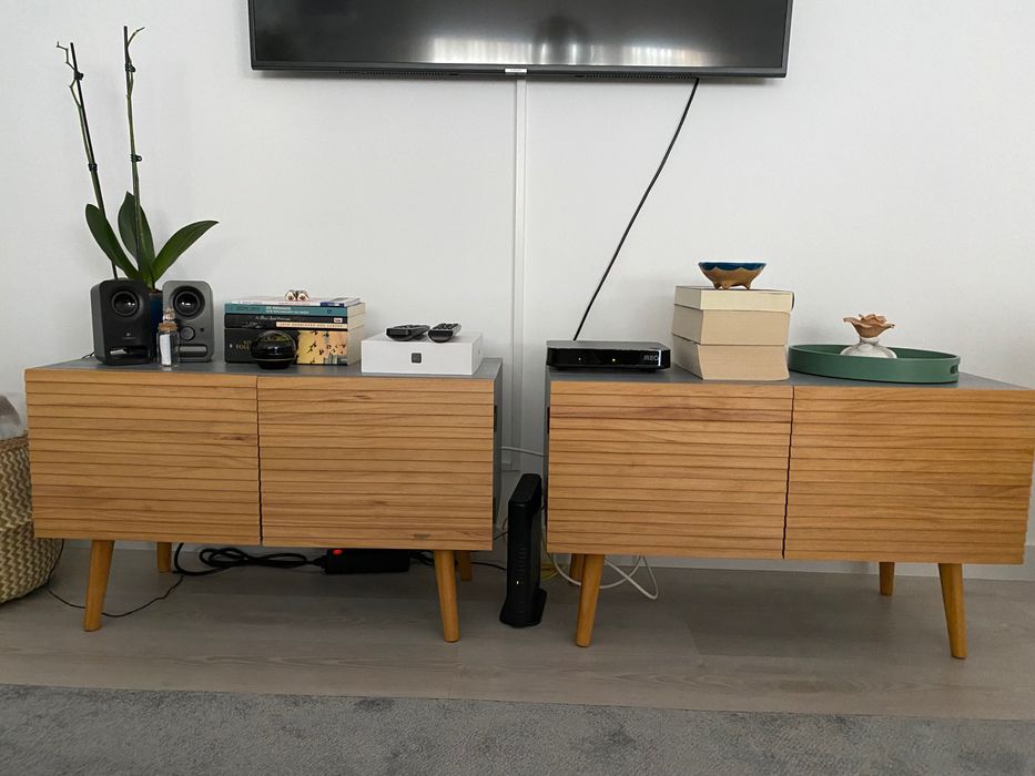 2 móveis cinzentos e madeira