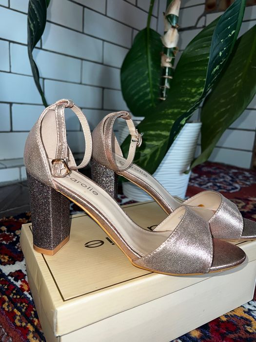 Босоніжки жіночі