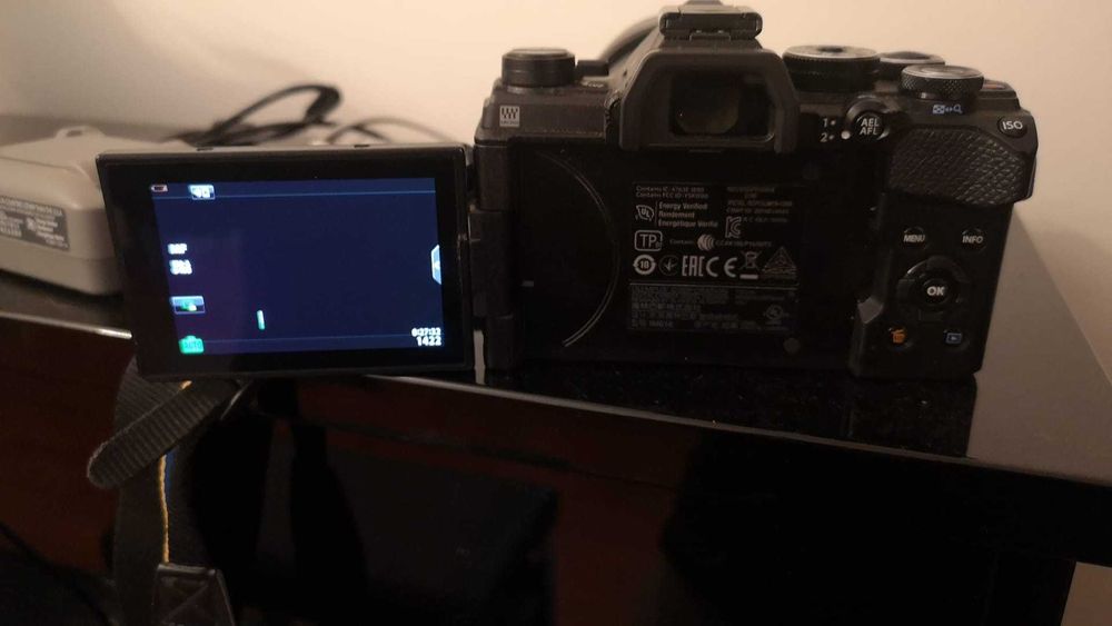 Olympus M5 Mark III, com Objectiva 12x40 F2/8 como nova