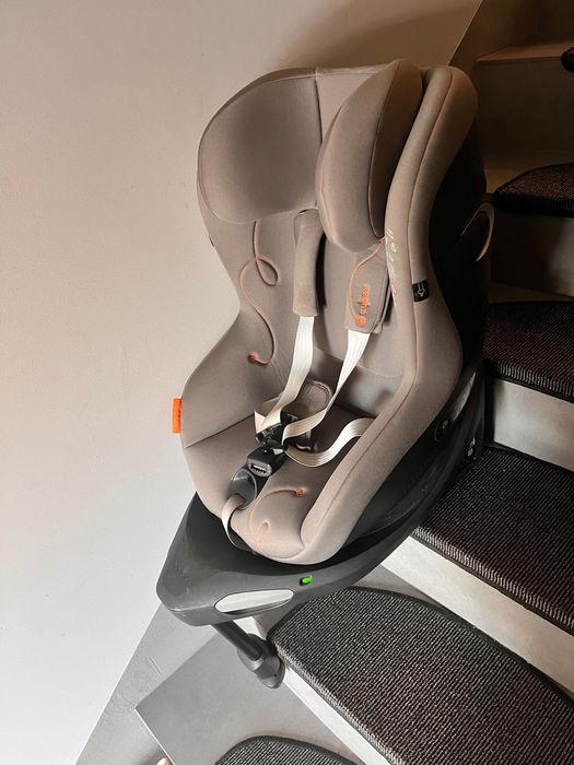 Fotelik samochodowy i baza obrotowa Cybex Sirona Gi