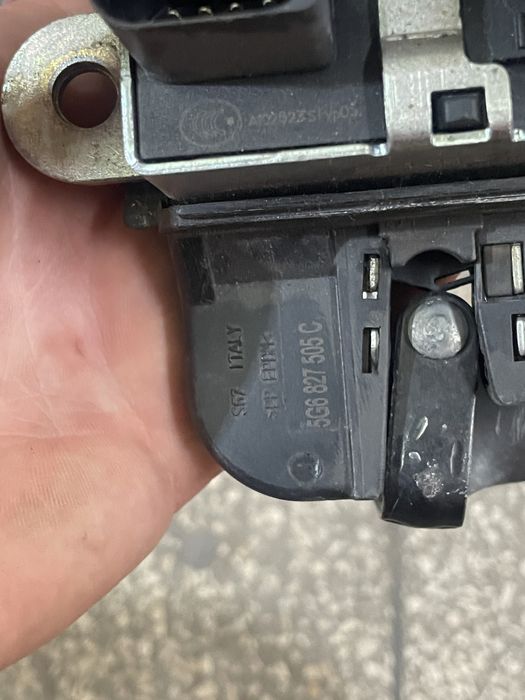 Продам замок кришки багажнику разом з петею VW golf 7 5g6827505c