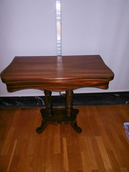 Mesa de jogo em madeira com tampo rotativo