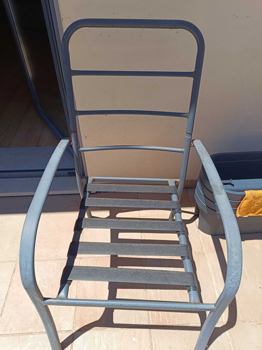 Mesa de explanada em vidro e aluminio + 
3 cadeiras