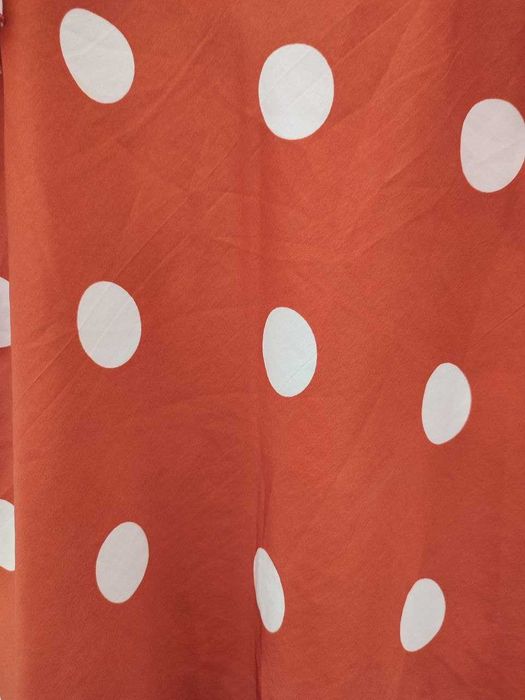 Blusa de alças laranja com bolinhas