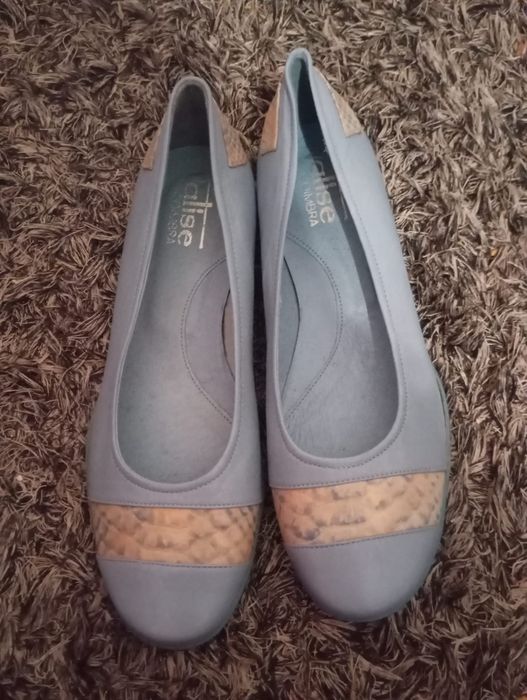 Sapatos de salto baixo